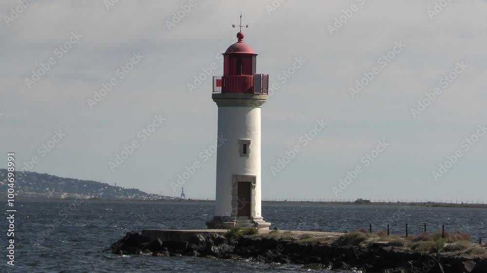  vue du phare de l'étang de Thau près de la ville de Marseillan