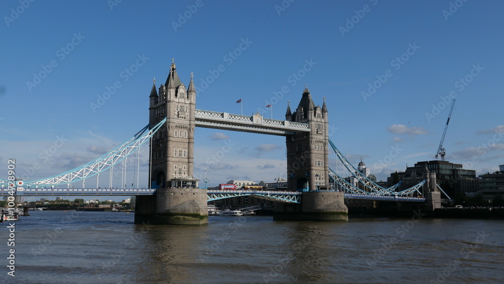 Obraz premium View of Tower Bridge in London, spanning the River Thames. Showcasing the iconic bridge's stunning Gothic architecture and its prominent role in the city's skyline.