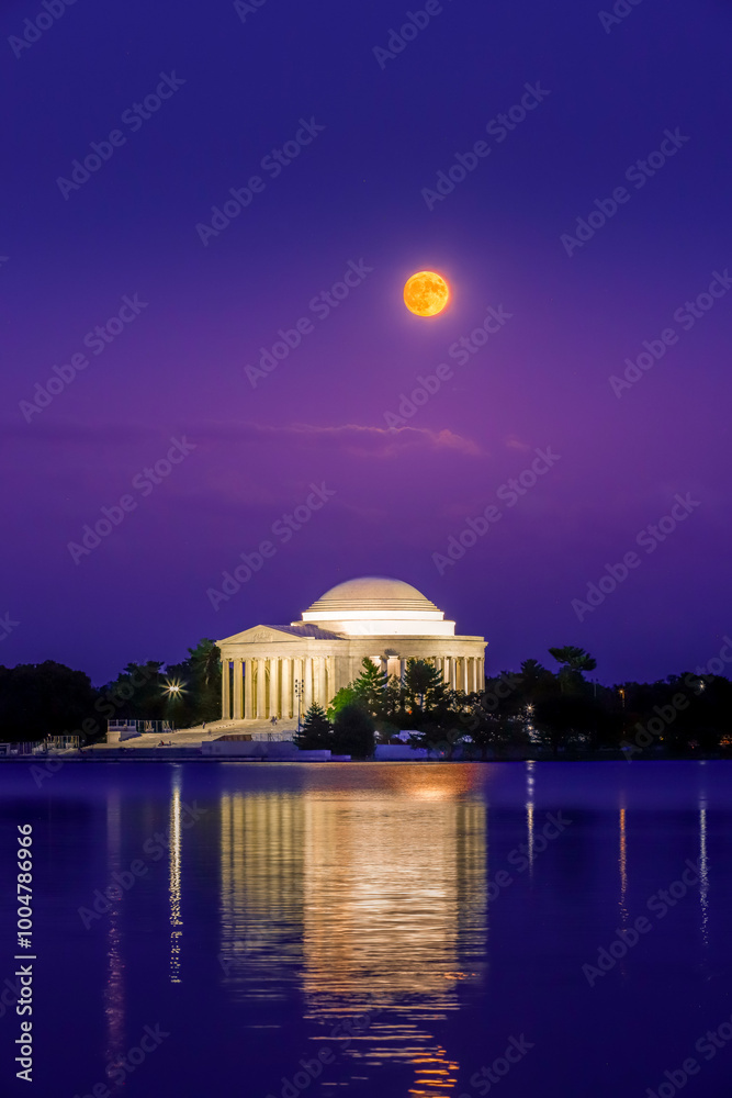 Obraz premium Supermoon Over Jefferson Memorial Reflection