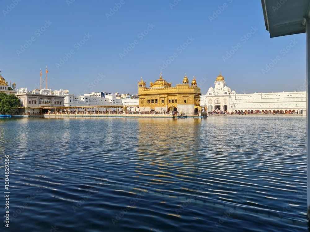 Fototapeta premium Golden Temple Lake