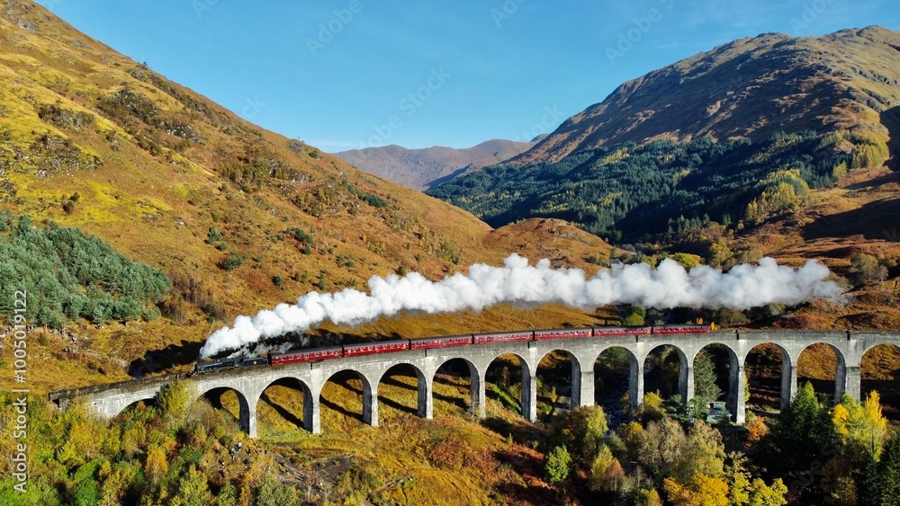 Obraz premium steam train on bridge in scotland