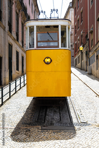 Obraz na płótnie Funicular tram at Gloria Elevador route in Lisbon, Portugal w salonie