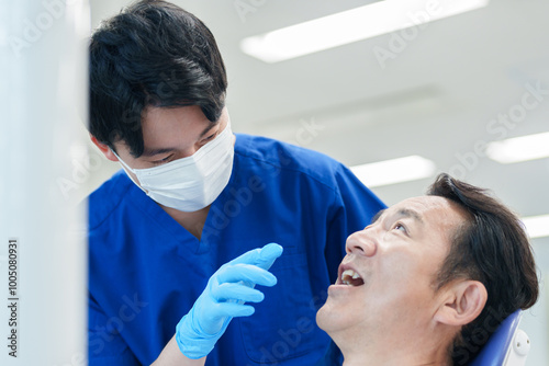 歯科医師の診断を受ける患者