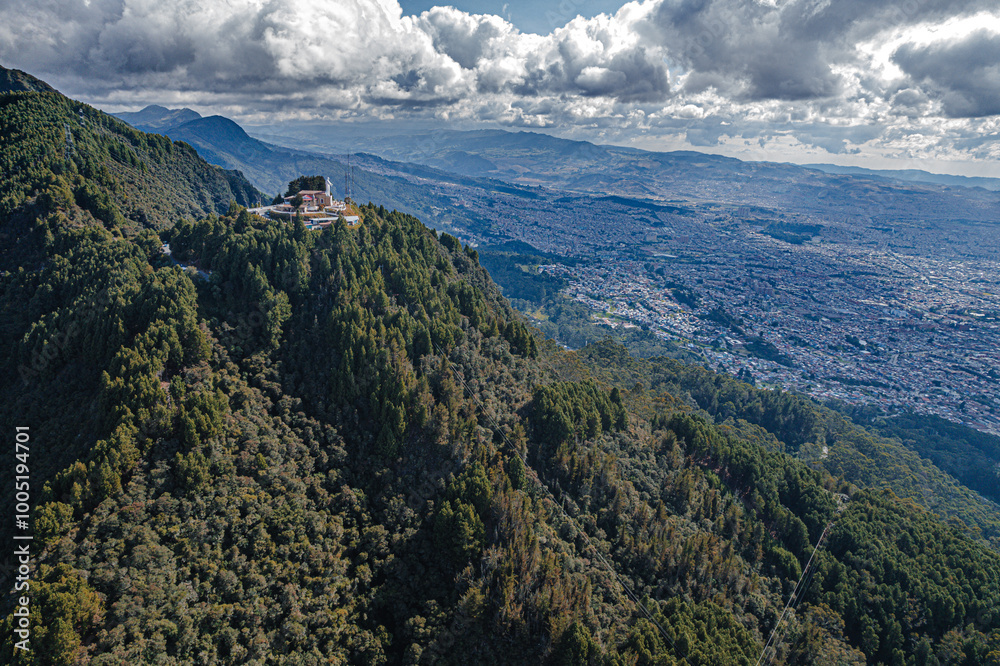 Vista aérea de los cerros de Monserrate y Guadalupe que rodean la ciudad de Bogotá.
