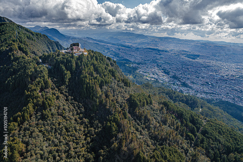 Obraz na płótnie Vista aérea de los cerros de Monserrate y Guadalupe que rodean la ciudad de Bogotá. w salonie