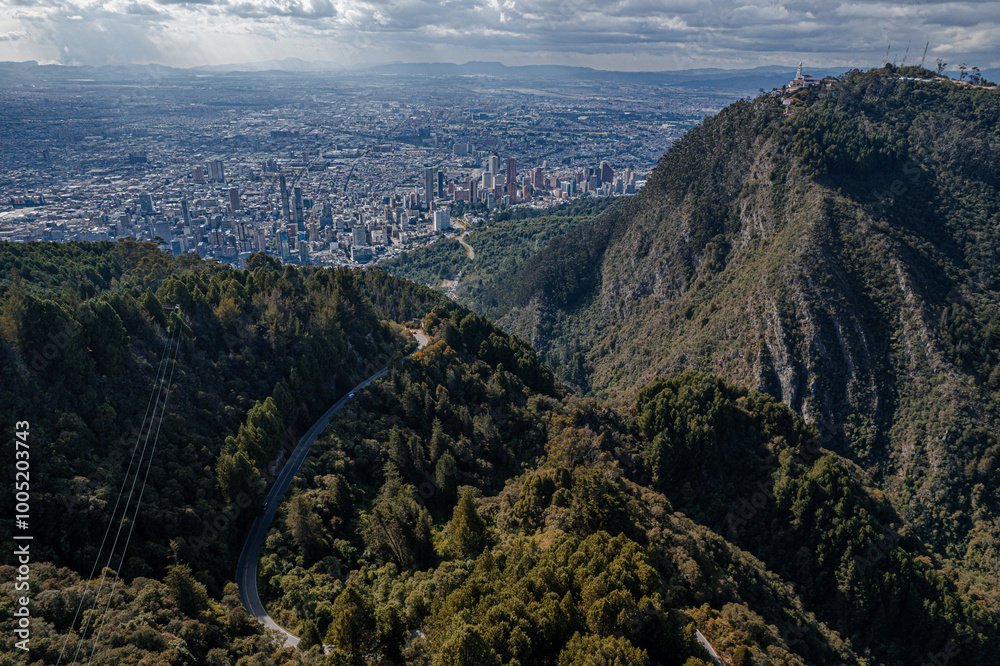 Vista aérea de los cerros de Monserrate y Guadalupe que rodean la ciudad de Bogotá.