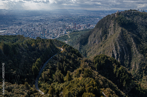 Obraz na płótnie Vista aérea de los cerros de Monserrate y Guadalupe que rodean la ciudad de Bogotá. w salonie