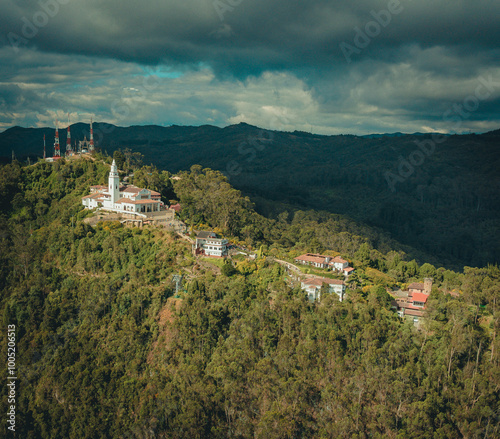 Vista aérea de los cerros de Monserrate y Guadalupe que rodean la ciudad de Bogotá. 