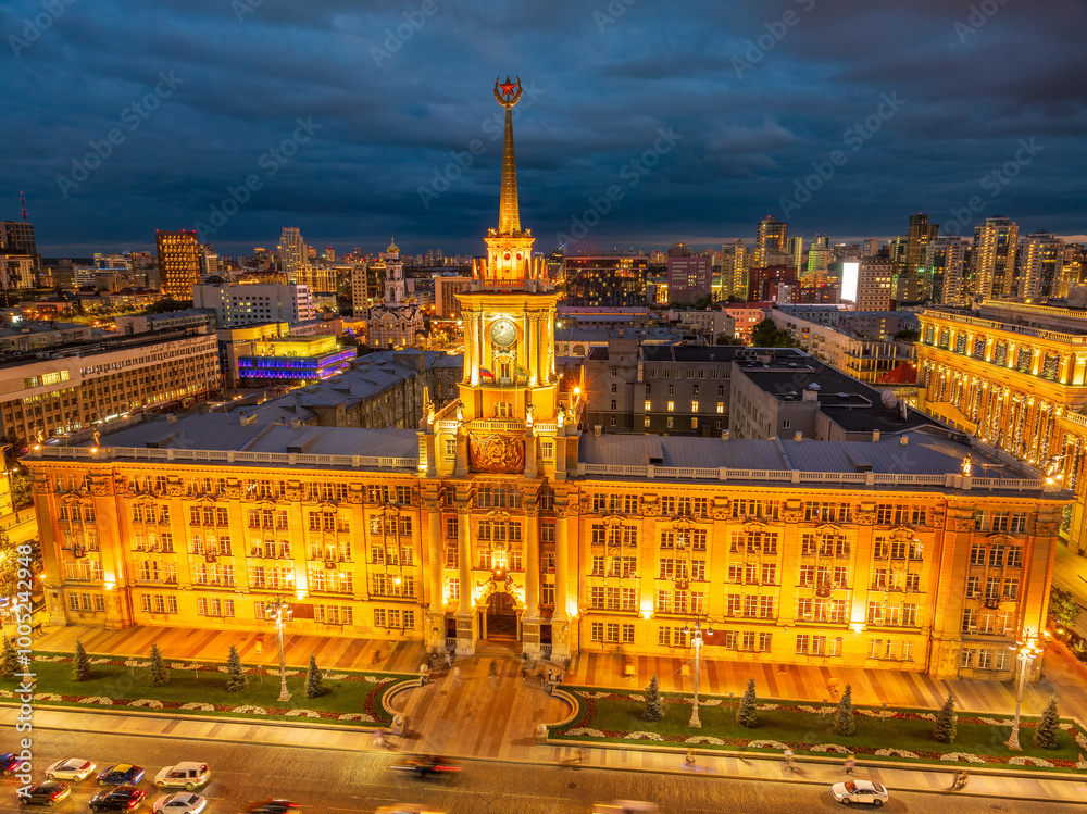 Obraz premium Yekaterinburg City Administration or City Hall and Central square at summer or autumn nigh. Night city in the early autumn or summer. Aerial View.