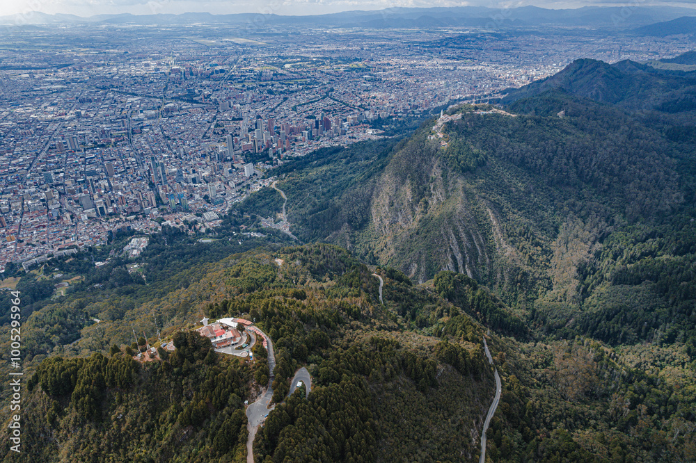 Vista aérea de los cerros de Monserrate y Guadalupe que rodean la ciudad de Bogotá.