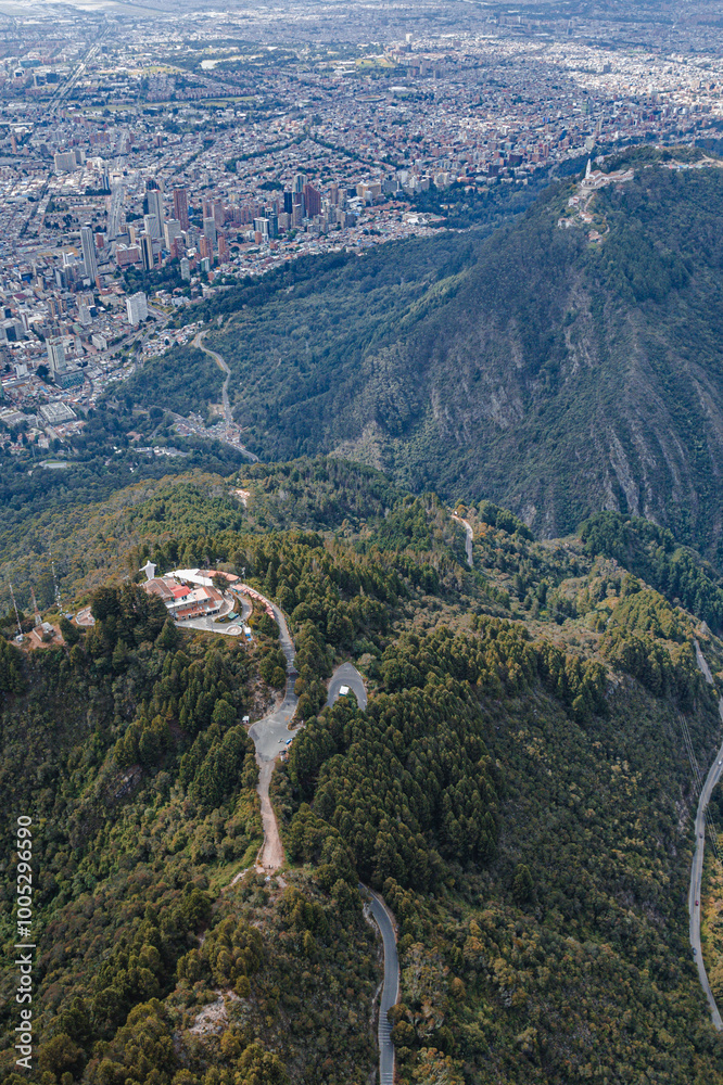 Vista aérea de los cerros de Monserrate y Guadalupe que rodean la ciudad de Bogotá.
