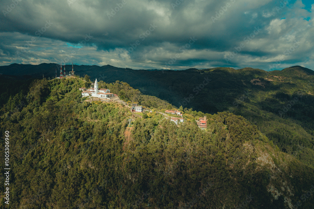 Vista aérea de los cerros de Monserrate y Guadalupe que rodean la ciudad de Bogotá.