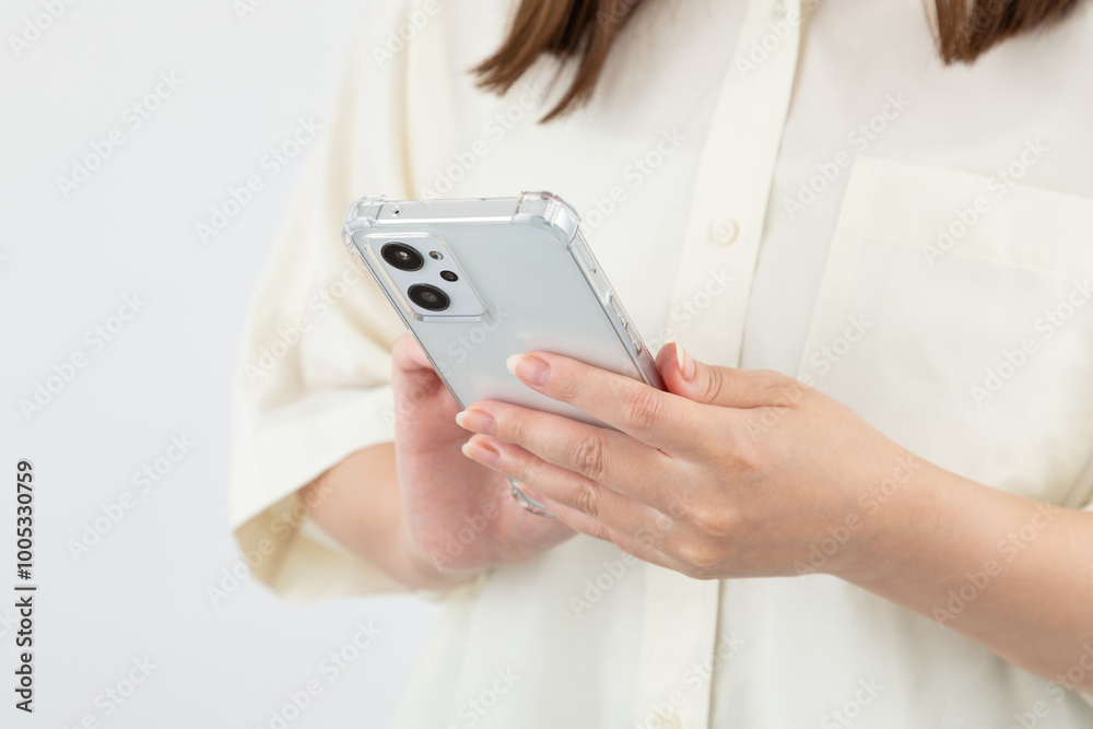 スマホで検索する女性01 スマホで検索する女性01