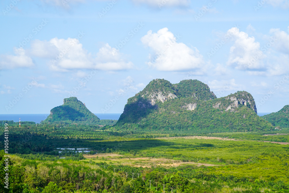 Obraz premium Beautiful scenery of beaches and mountains at Chumphon Province Thailand 