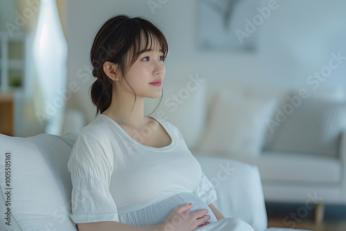 Free Download 明るい部屋でくつろいでいる妊婦「AI生成画像」 - GFXLoad
