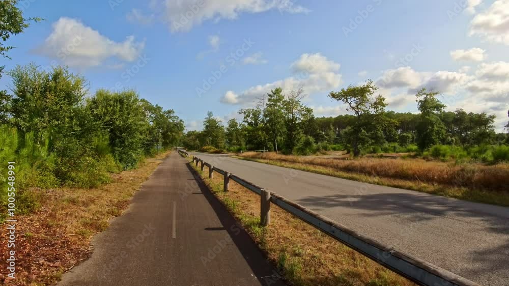 Radweg entlang einer Straße bei gutem Wetter, Natur, Landschaft, Frankreich
Radweg entlang einer Straße bei gutem Wetter, Natur, Landschaft, Frankreich