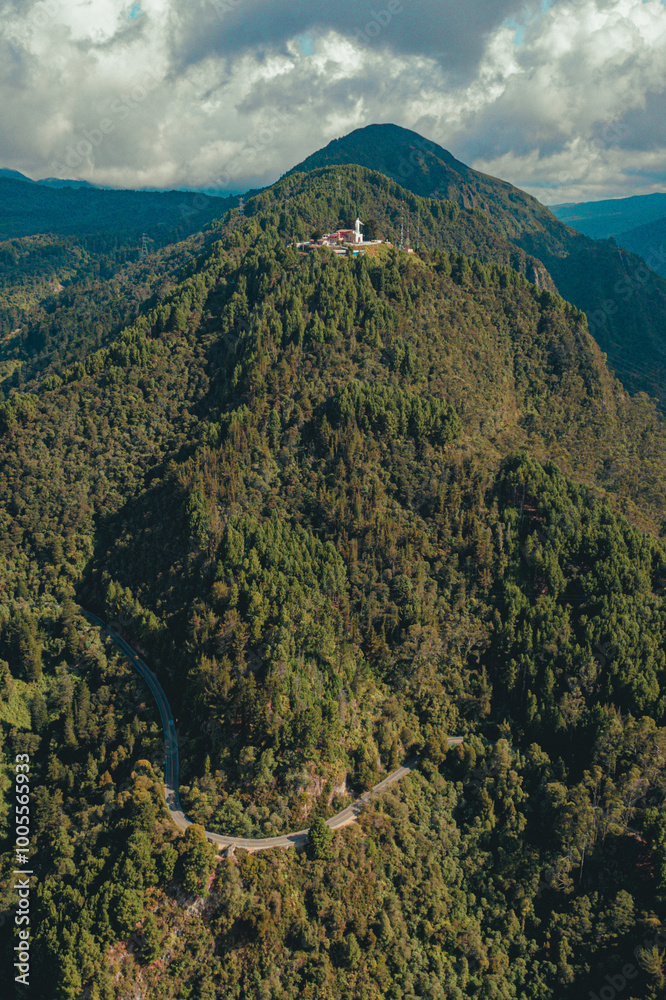 Vista aérea de los cerros de Monserrate y Guadalupe que rodean la ciudad de Bogotá.