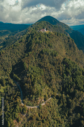 Obraz na płótnie Vista aérea de los cerros de Monserrate y Guadalupe que rodean la ciudad de Bogotá. w salonie