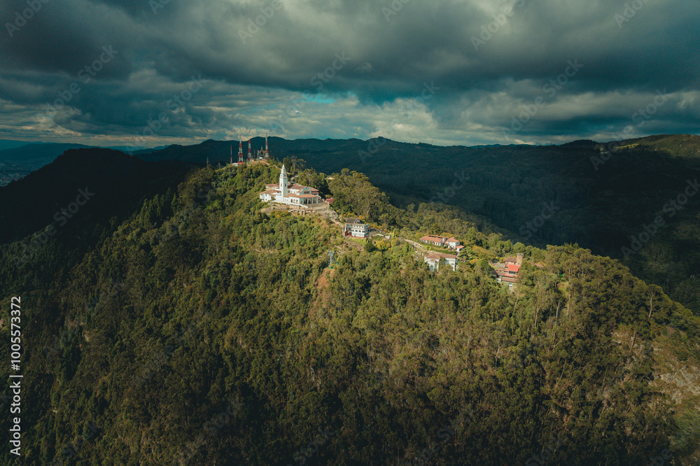Vista aérea de los cerros de Monserrate y Guadalupe que rodean la ciudad de Bogotá.