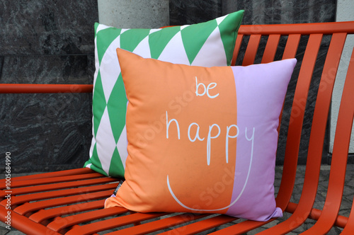 Be happy #Glücklichmacher Spruch geschrieben auf Kissen photo