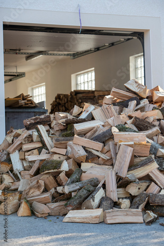 Tas de morceaux de bois pour le chauffage poser en extérieur, attendant d'être rangé dans un abri. Bois coupé pour le chauffage des maisons, prêt à être stocker pour sécher. photo