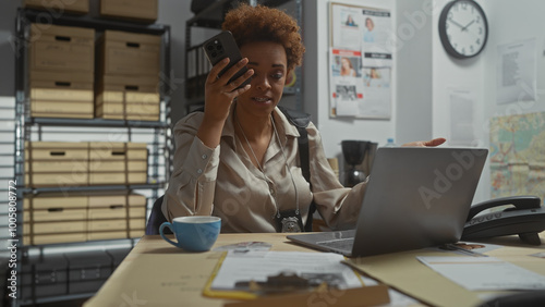 Tableau sur toile African american female detective working and making phone call in police station office