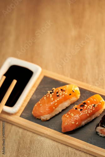 Sushi roll decorato con sesamo e salse photo