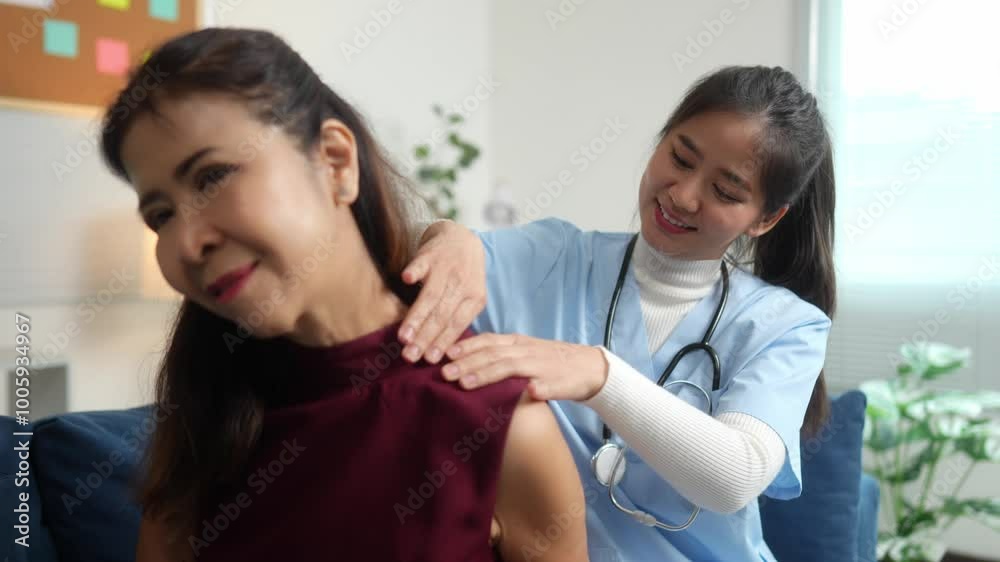 Female doctor cheers patient Show support and care for health Ask about pain in the body, arms, or legs. Use the patient's heart rate monitor and give advice about medications and treatments. Female doctor cheers patient Show support and care for health Ask about pain in the body, arms, or legs. Use the patient's heart rate monitor and give advice about medications and treatments.