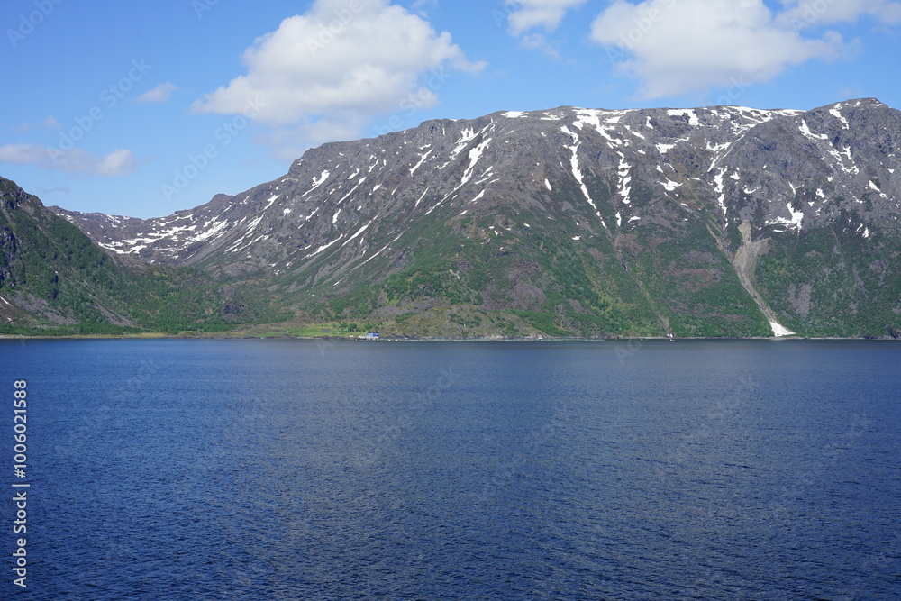 Obraz premium Kjerringfjordfjellet, Stjernøya, Alta Municipality, Finnmark, Norway - inhabited island in Altafjorden at strait of Stjernsundet and Sørøysundet