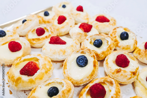 Obraz na płótnie Plateau de desserts avec choux à la crème aux fruits rouge fraise framboise et myrtille w salonie