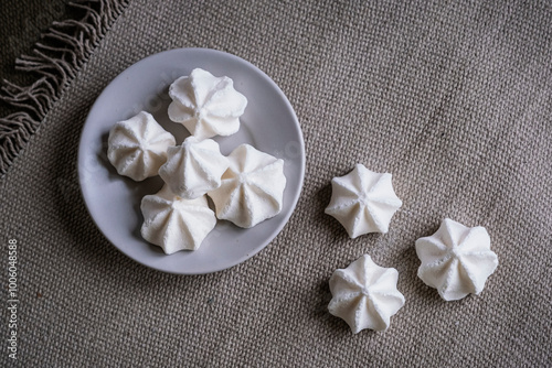Obraz na płótnie Petites meringues sucrées fait-maison en forme de rocher dans une assiette posée sur la table w salonie