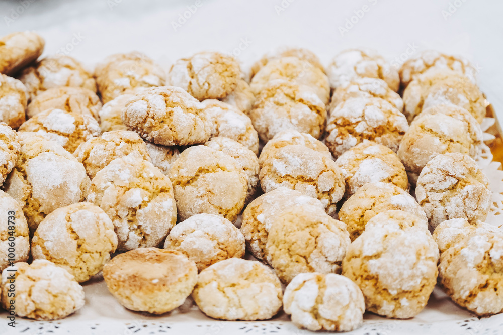 Petits biscuits sablés au sucre glace dans une pâtisserie artisanale