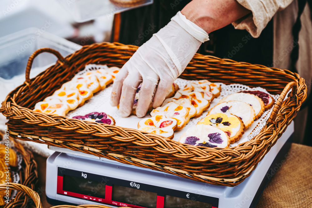 Petites tartelettes à l'abricot fait-maison présentées dans un panier dans une patisserie artisanale