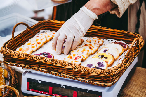 Petites tartelettes à l'abricot fait-maison présentées dans un panier dans une patisserie artisanale