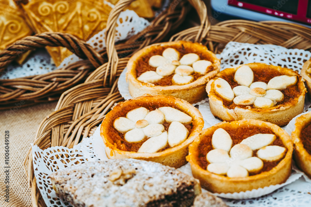 Petites tartelettes à l'abricot fait-maison présentées dans un panier dans une patisserie artisanale