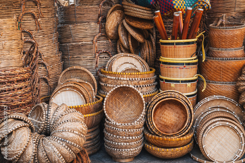 Foto Traditional asian rattan woven wicker baskets and containers on the counter at t
