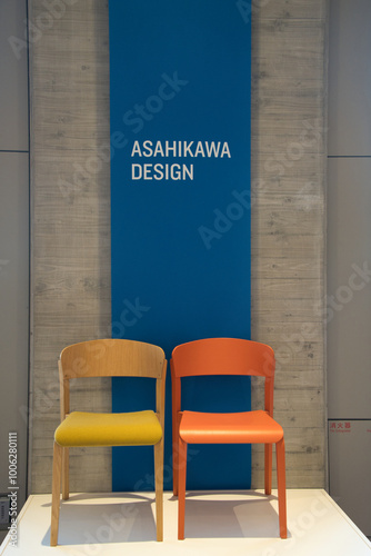 北海道旭川のJR北海道の旭川駅にある旭川家具の旭川デザインの椅子