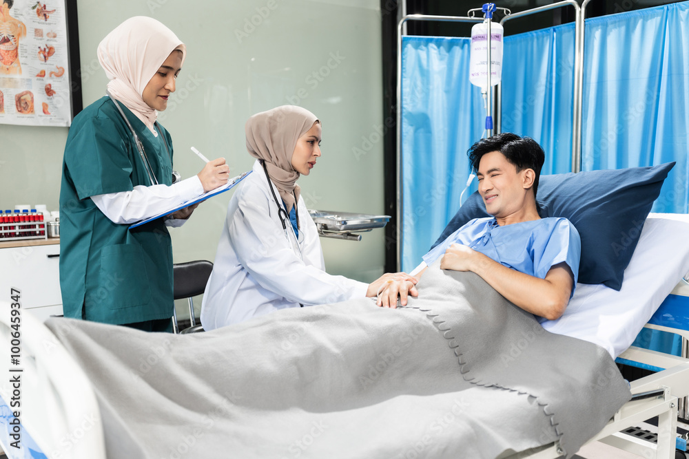 Obraz premium doctor talking with man patient for monitoring and check up after surgery. doctor touching patient hand and consoling.