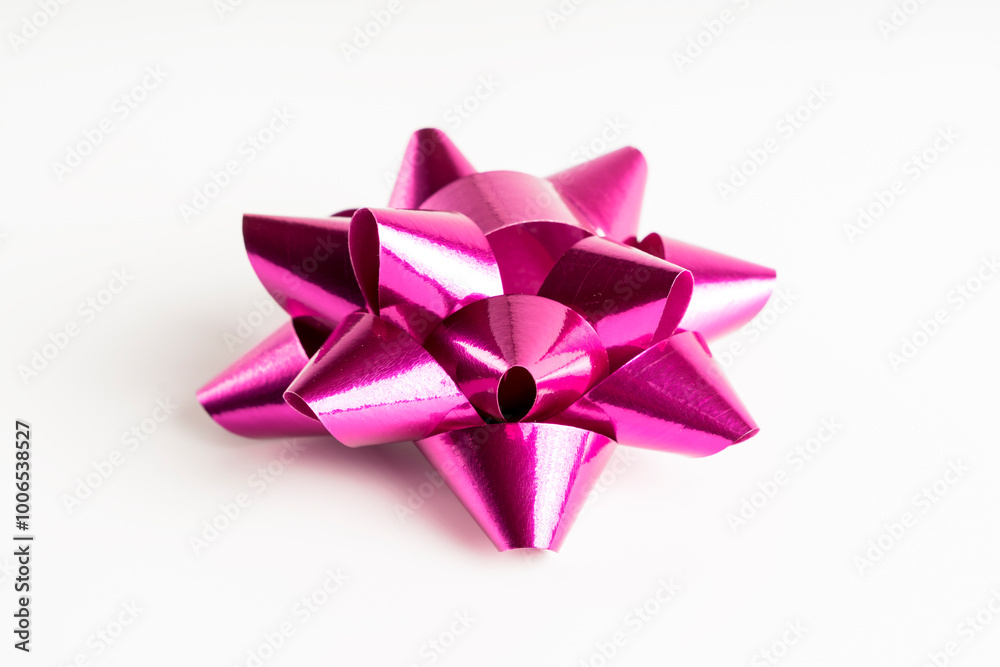 Lazo brillante de cinta rosa, aislado en fondo blanco Lazo brillante de cinta rosa, aislado en fondo blanco