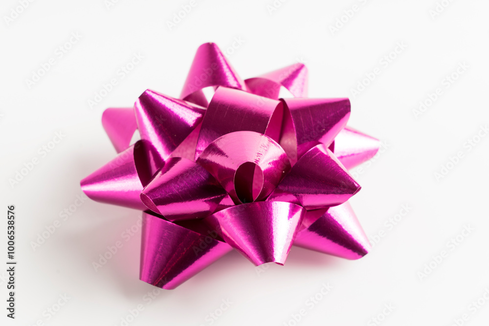 Lazo brillante de cinta rosa, aislado en fondo blanco Lazo brillante de cinta rosa, aislado en fondo blanco
