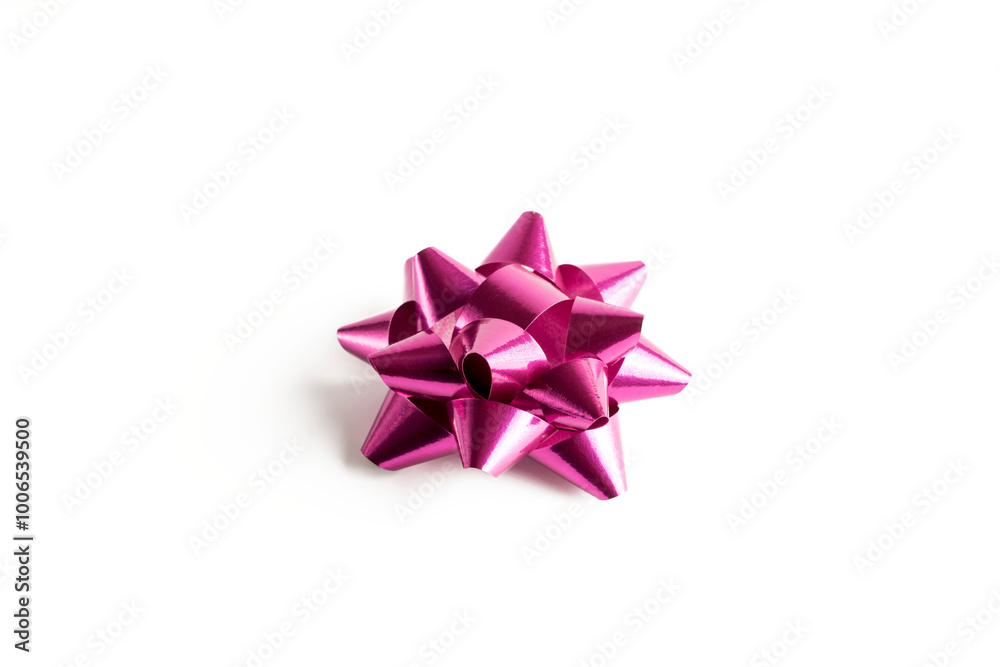 Lazo brillante de cinta rosa, aislado en fondo blanco Lazo brillante de cinta rosa, aislado en fondo blanco