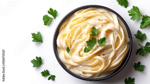 Fettuccine en salsa cremosa servido en un bol oscuro, decorado con perejil fresco. Un plato suave y delicioso para los amantes de la pasta cremosa. photo