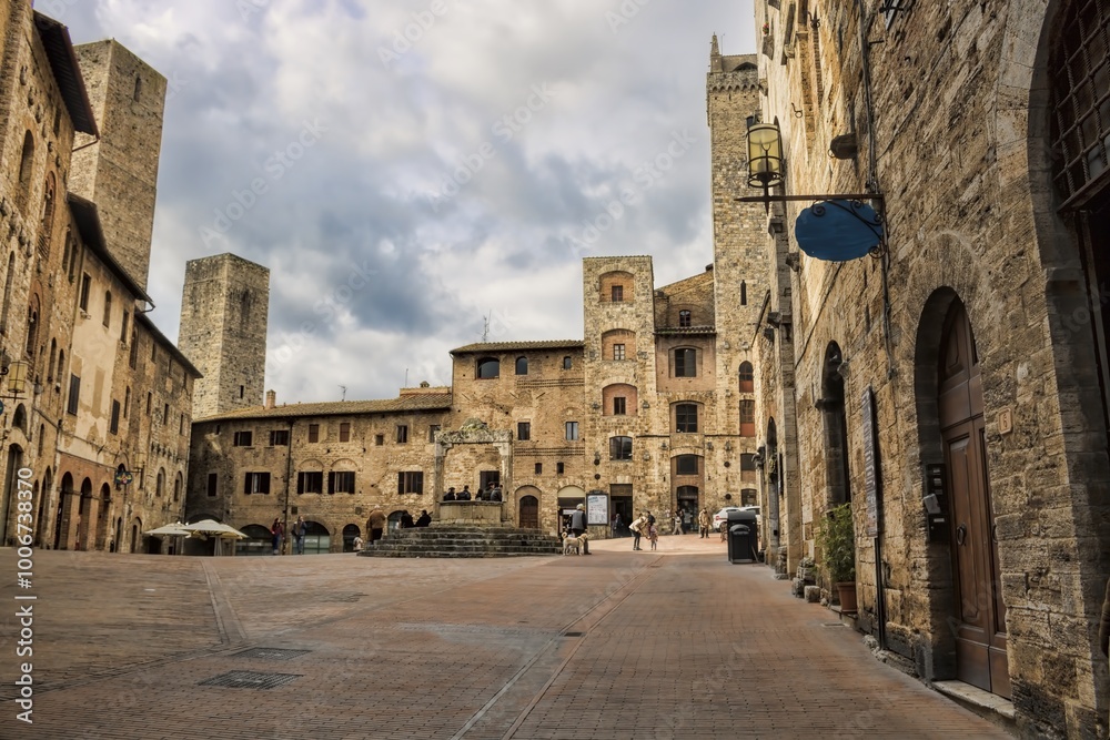 san gimignano, italien - 07.02.2024 - alte häuser und geschlechtertürme an der piazza della cisterna