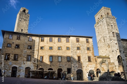 Obraz na płótnie san gimignano, italien - 07.02.2024 - piazza della cisterna mit altem brunnen und geschlechtertürmen w salonie