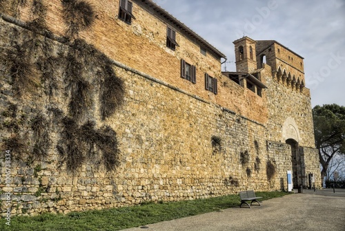 Obraz na płótnie san gimignano, italien - 07.02.2024 - stadtmauer mit porta san giovanni w salonie