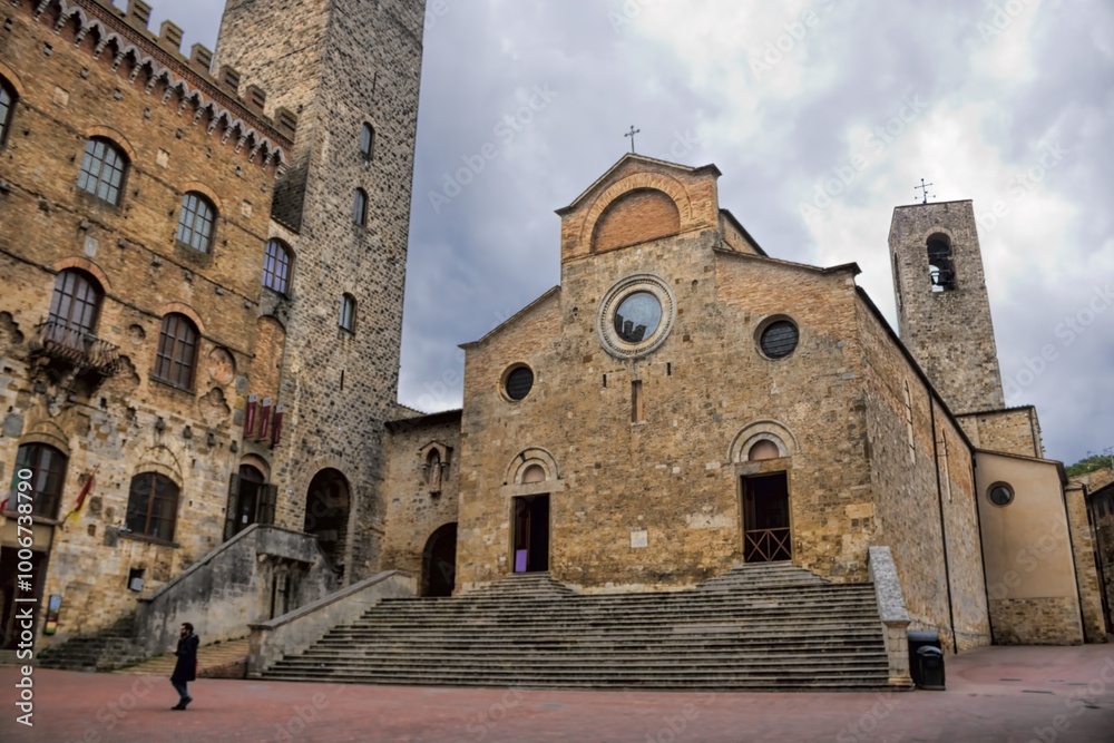san gimignano, italien - 07.02.2024 - piazza del duomo mit collegiata santa maria assunta und palazzo comunale