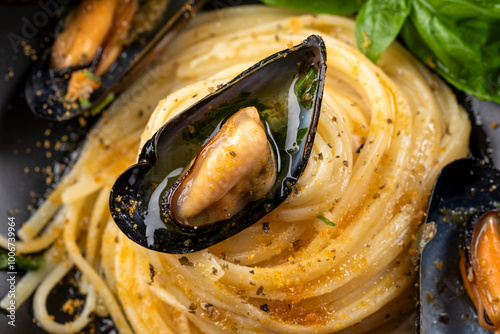 Primo piano di deliziose linguine condite con cozze e bottarga di muggine, pasta italiana, cibo mediterraneo  photo