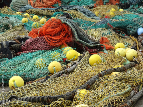 filets de pêche colorés avec bouées photo