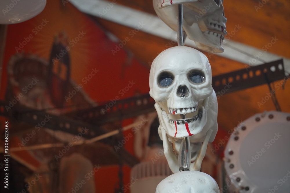 Fototapeta premium closeup of hanging skull of a skeleton