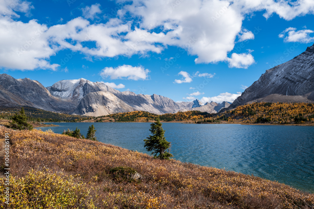 Naklejka premium Baker Lake on Skoki Loop trail near Lake Louise, Alberta, Canada on a fall day.